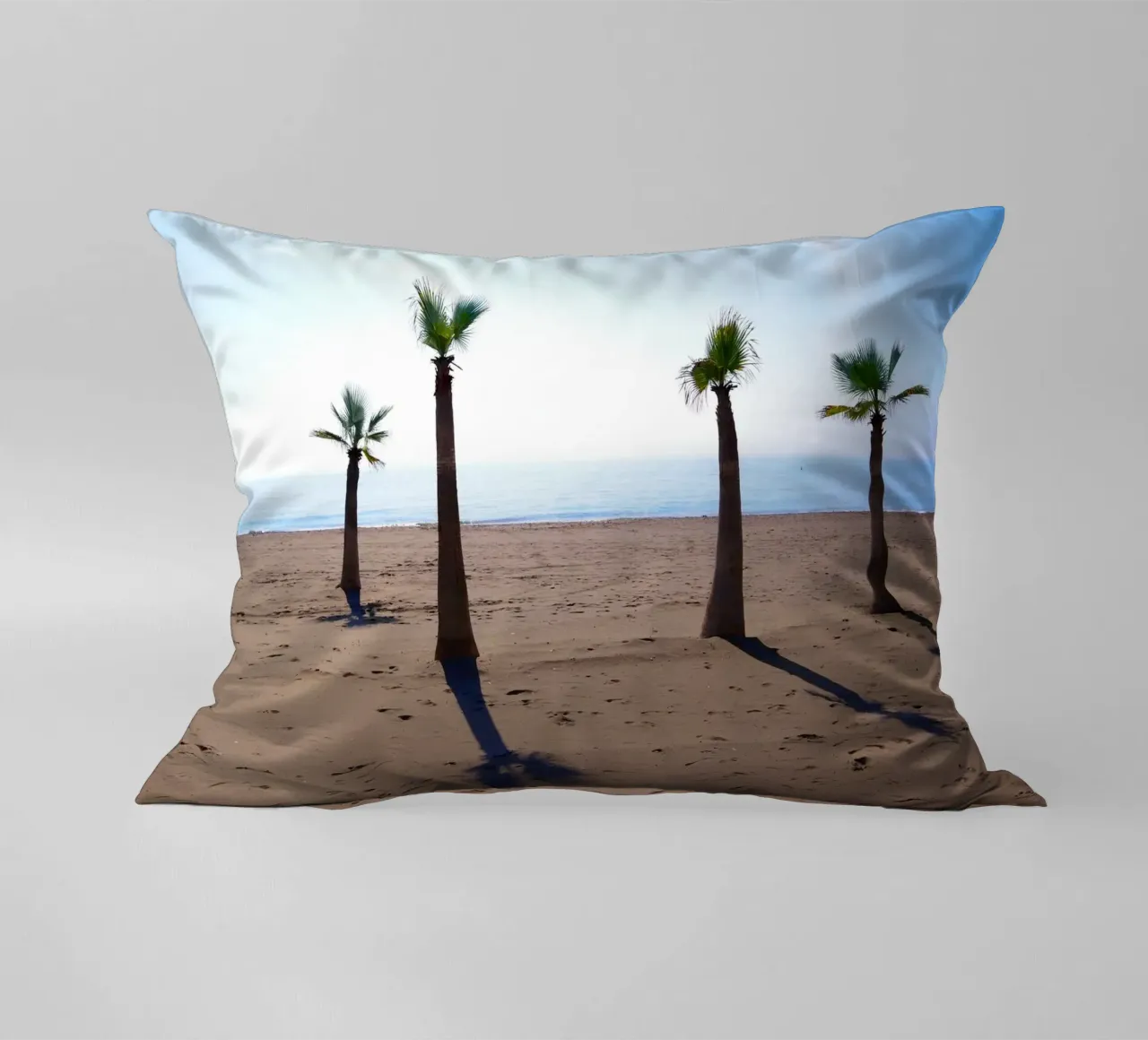 Palm trees at the beach cuscino da Fjöllart