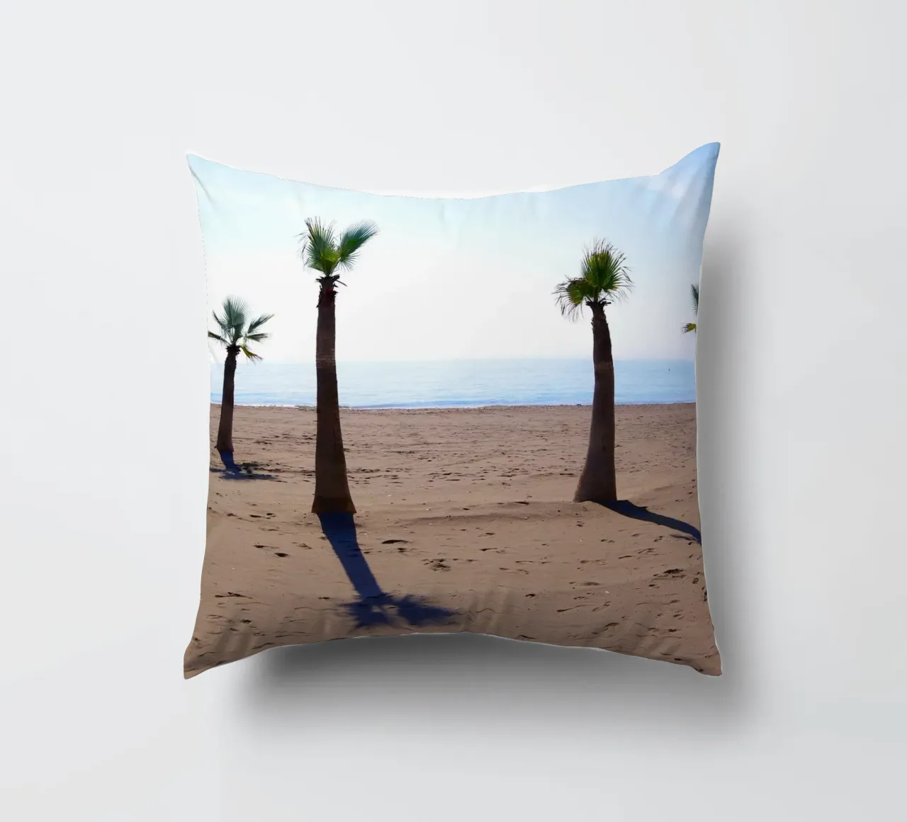 Palm trees at the beach cuscino da Fjöllart