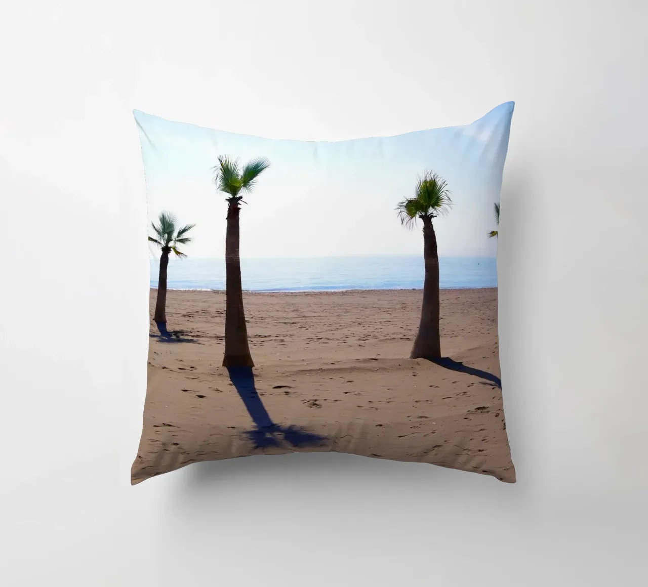 Palm trees at the beach cuscino da Fjöllart