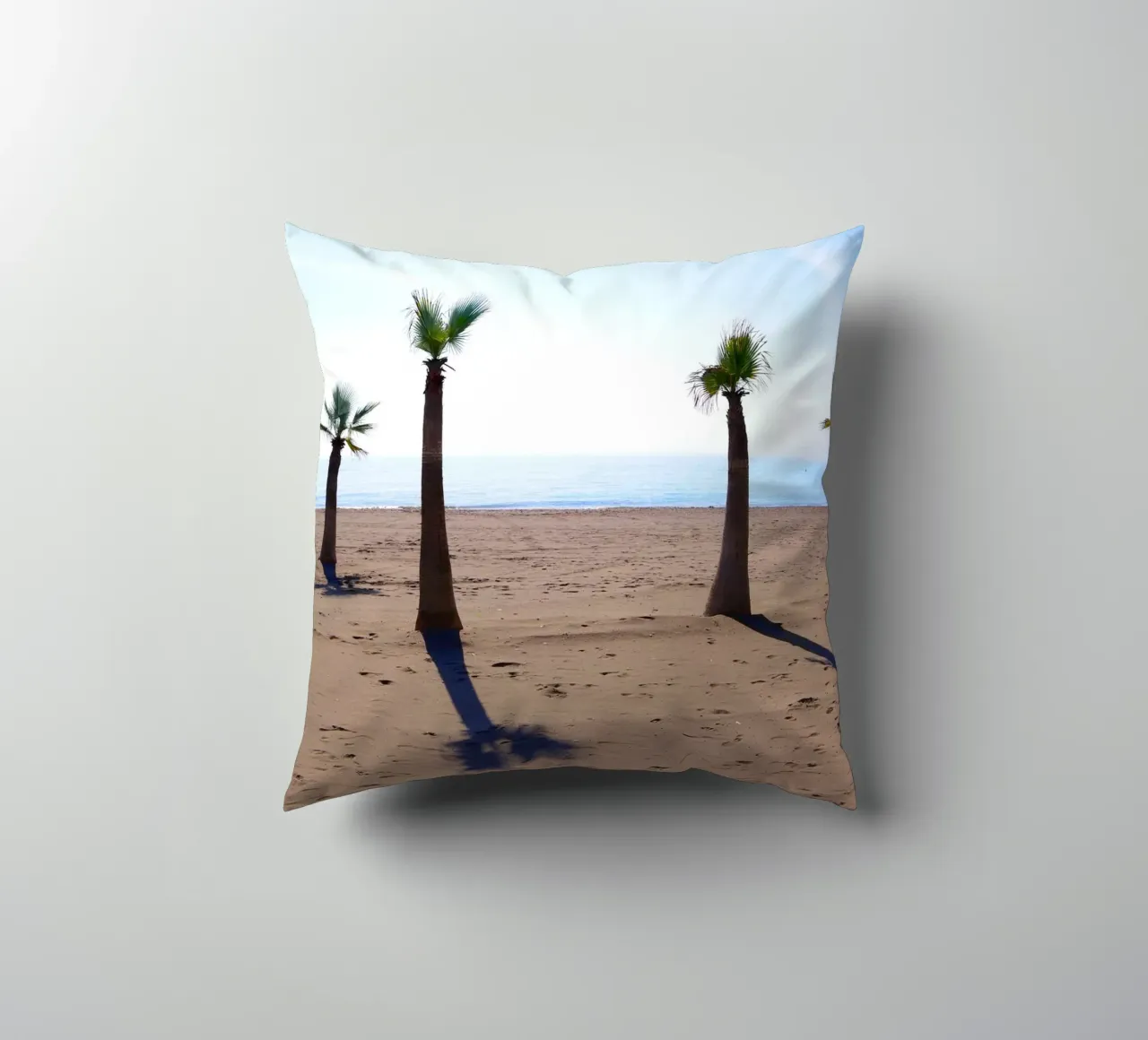 Palm trees at the beach cuscino da Fjöllart