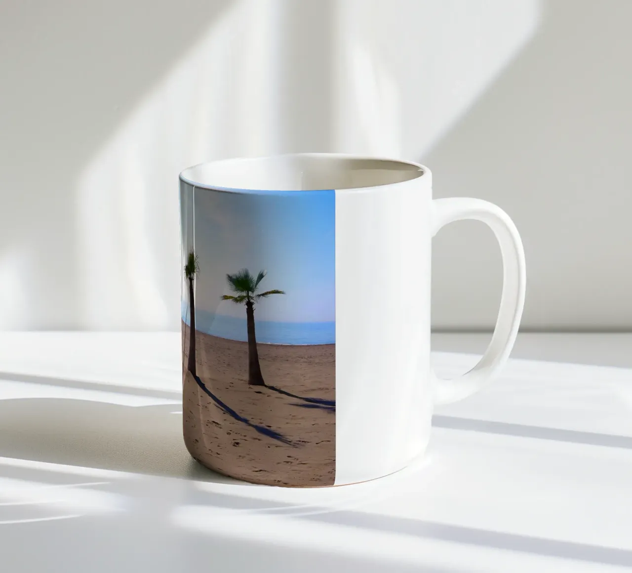 Palm trees at the beach tazza in ceramica da Fjöllart