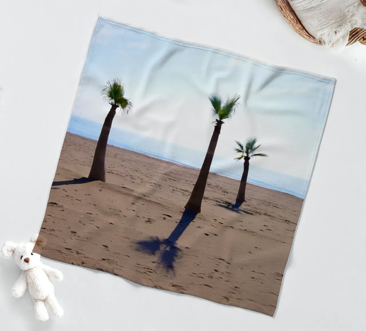 Palm trees at the beach coperta in pile da Fjöllart