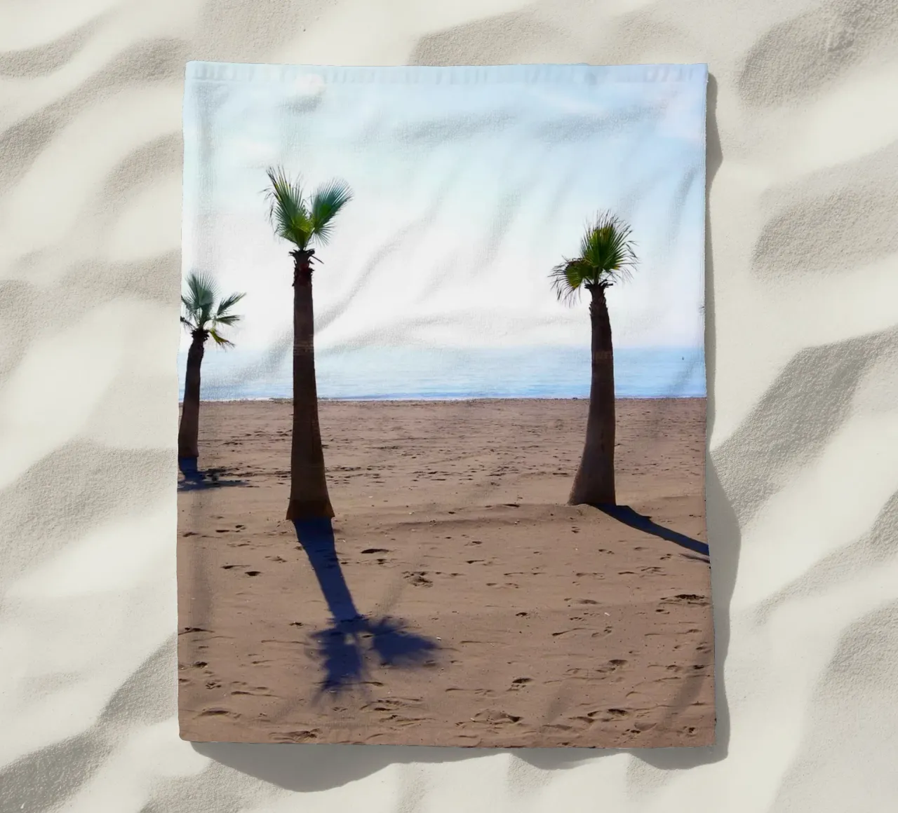 Palm trees at the beach telo mare da Fjöllart