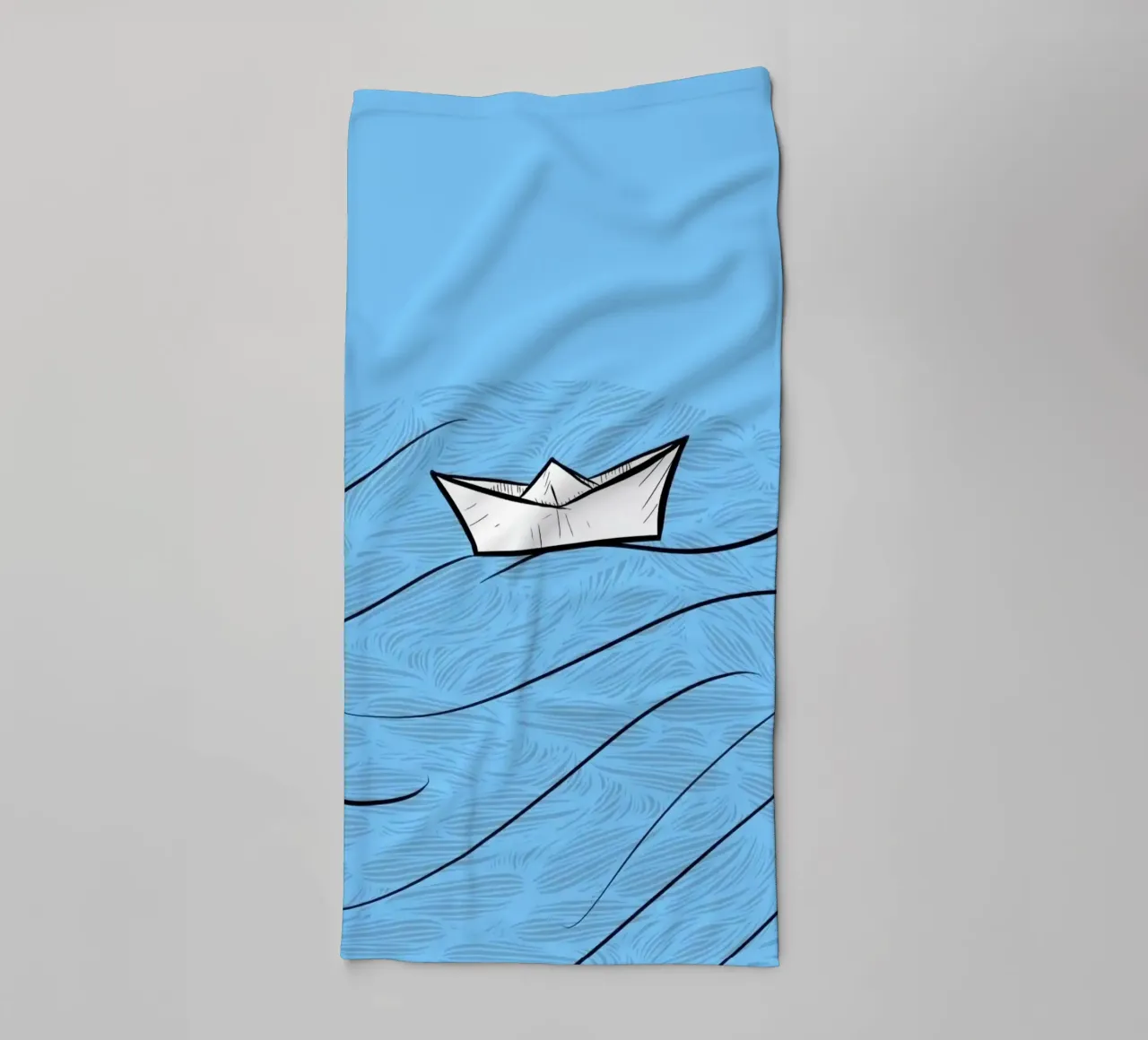 paper boat on waves asciugamano da bagno da Fost
