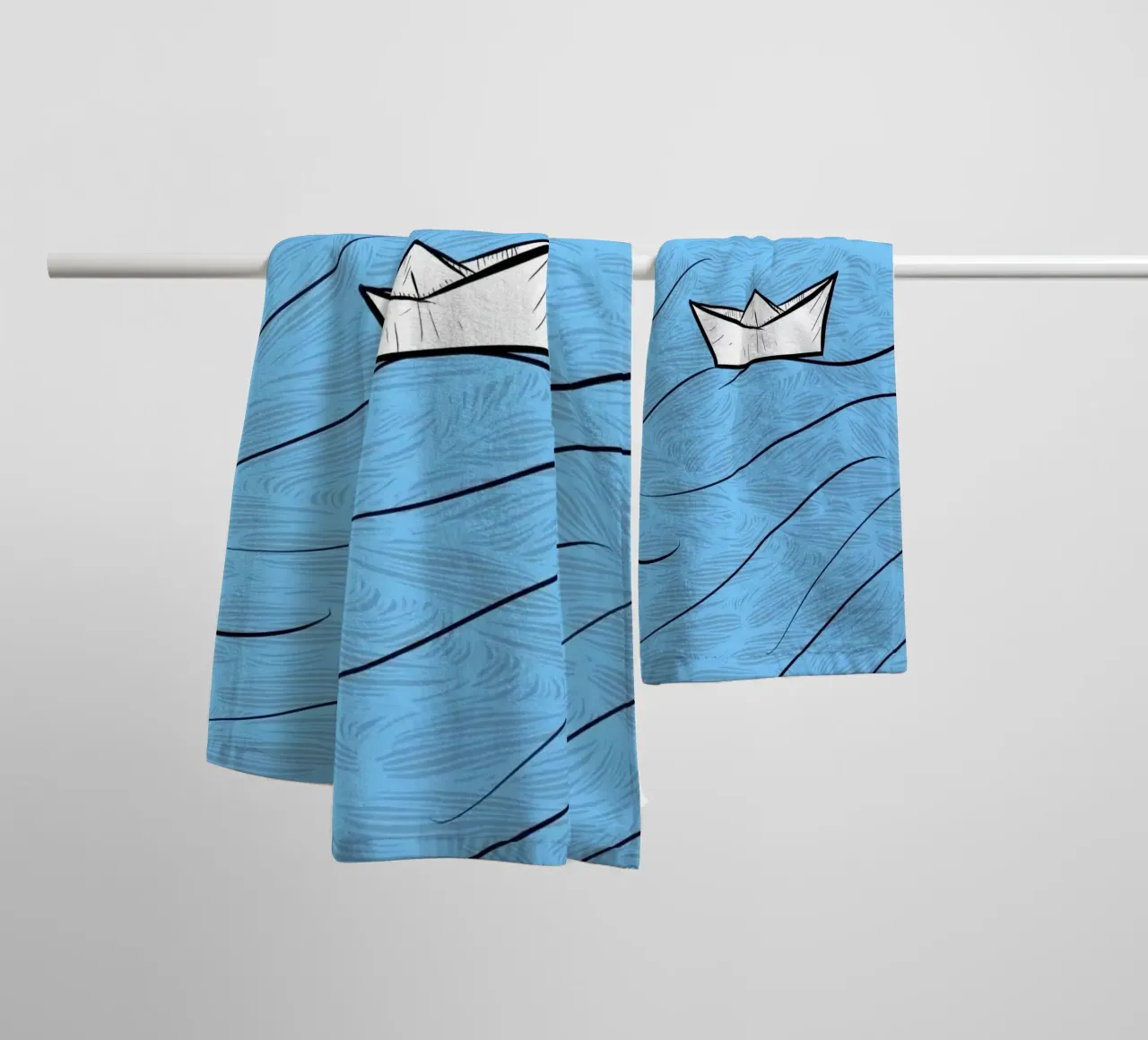 paper boat on waves asciugamano da bagno da Fost