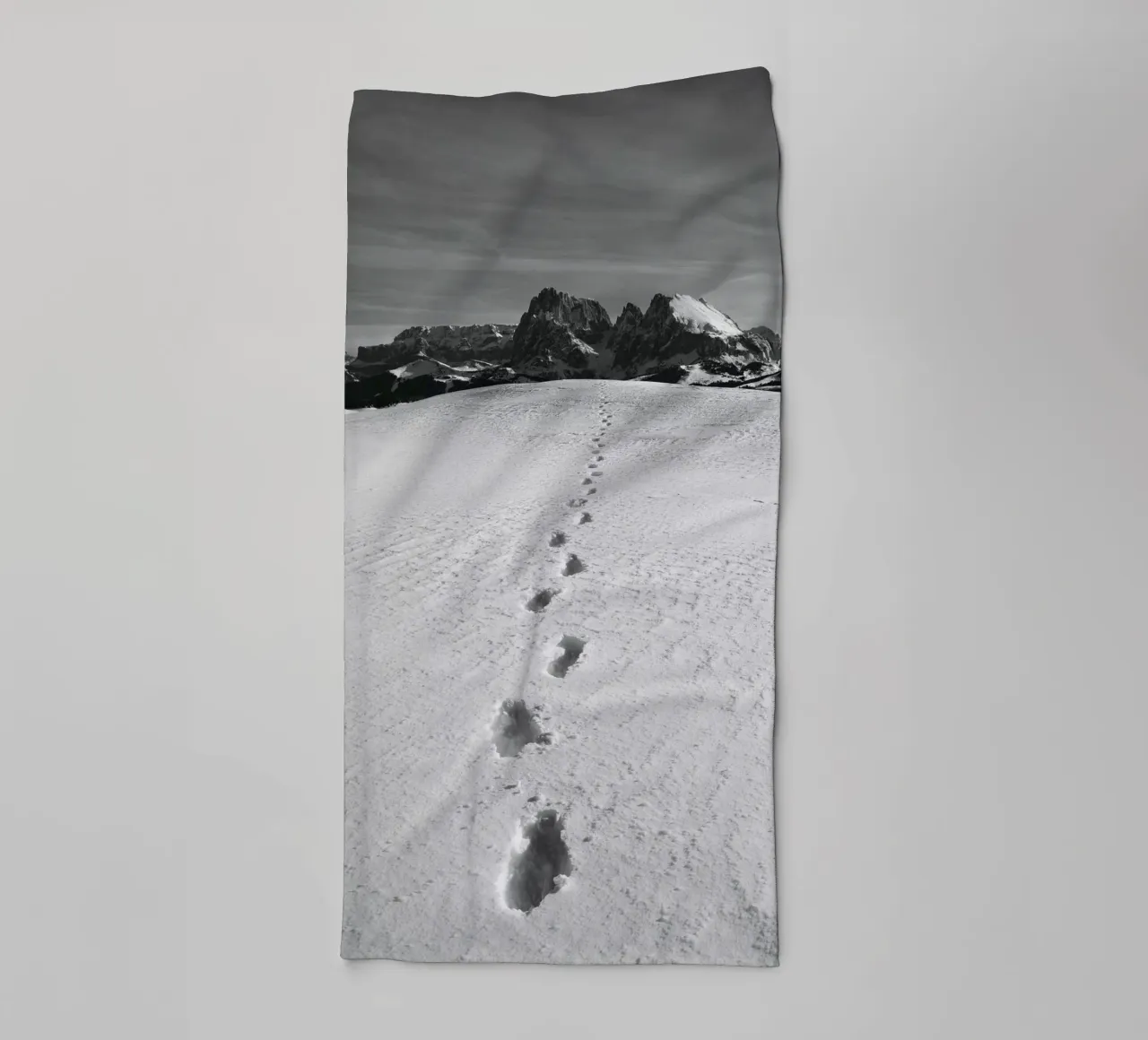 Footprints in the snow asciugamano da bagno da Fjöllart