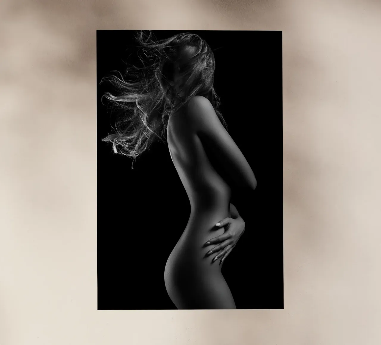 Nudo femminile con capelli che soffiano pellicola backlit da Lora
