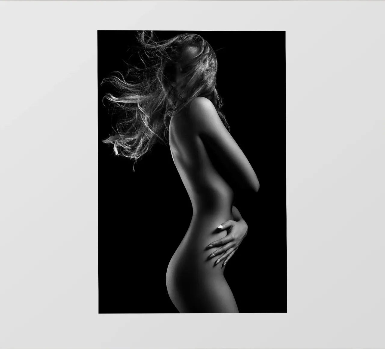 Nudo femminile con capelli che soffiano pellicola backlit da Lora