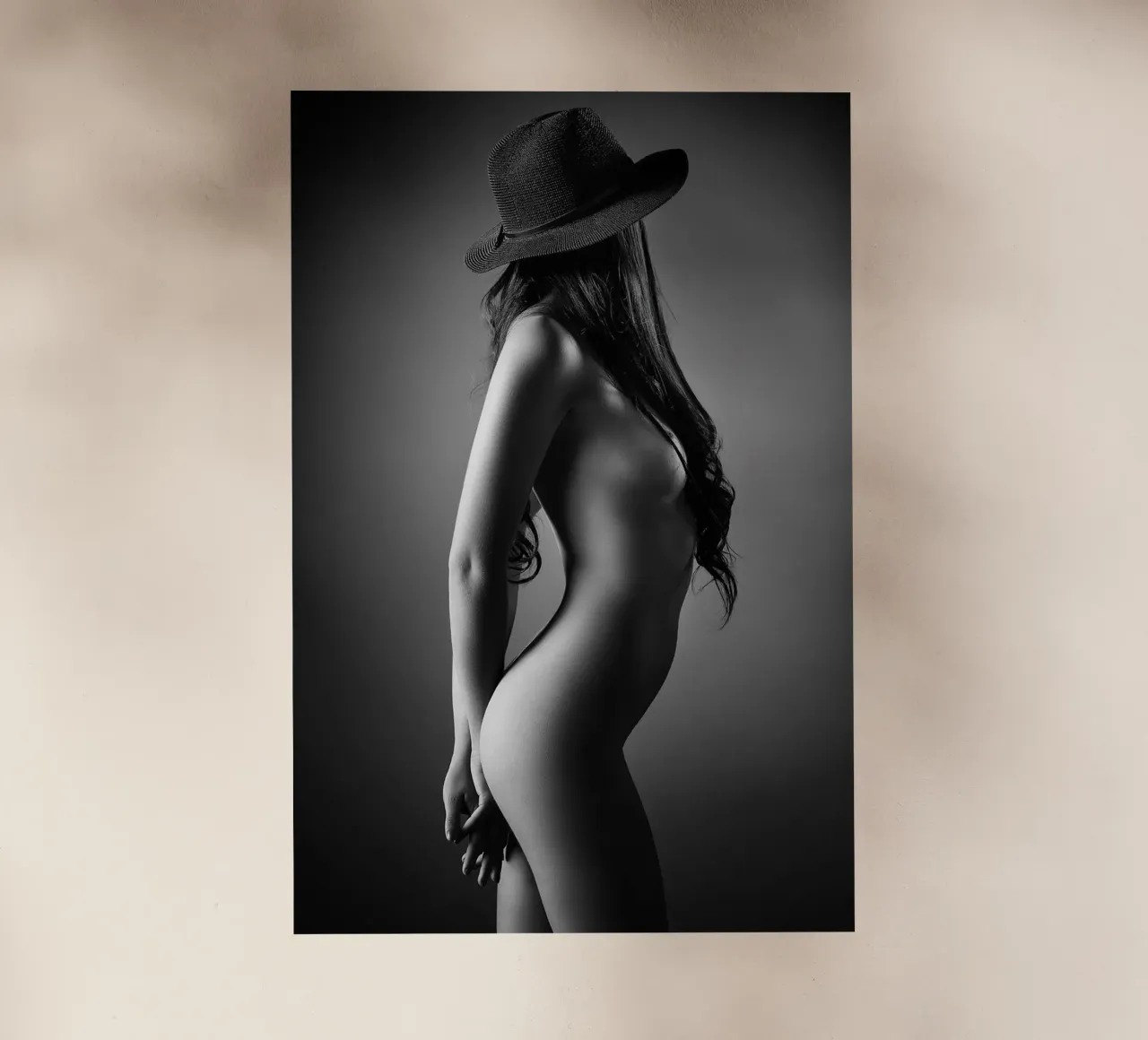 Donna nuda con cappello pellicola backlit da Lora