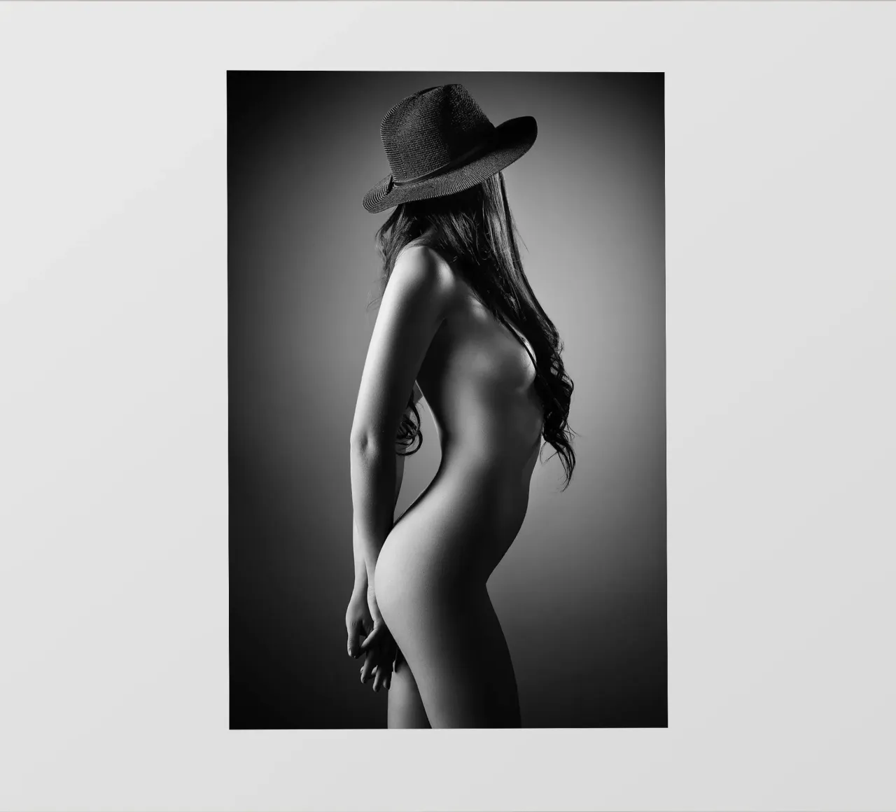 Donna nuda con cappello pellicola backlit da Lora