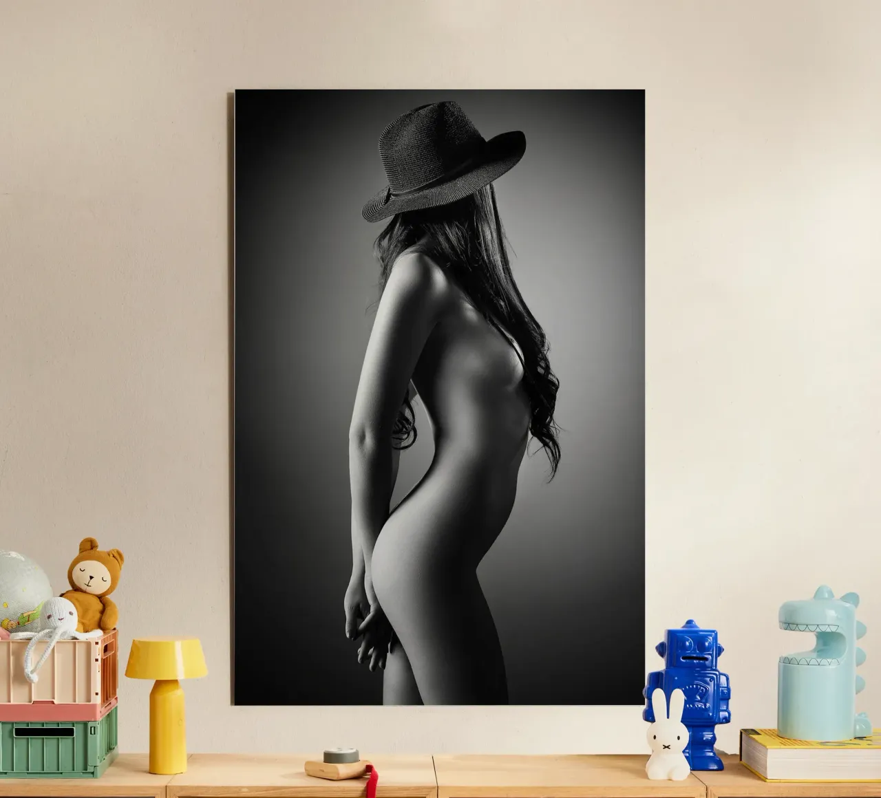 Donna nuda con cappello alluminio dibond da Lora