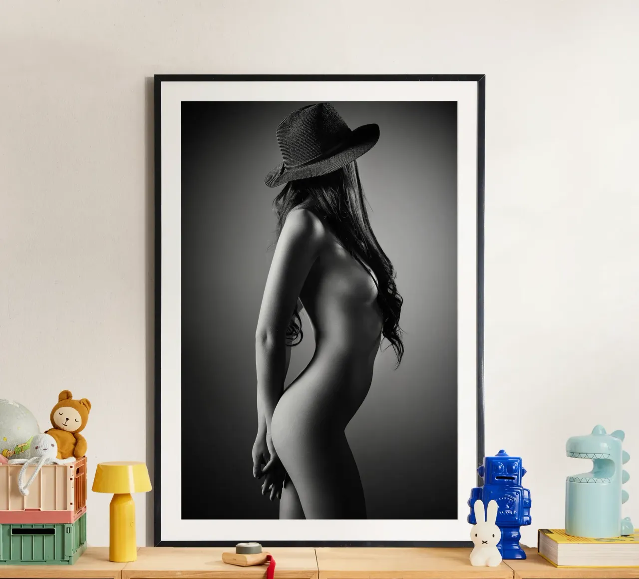 Donna nuda con cappello carta hahnemühle da Lora