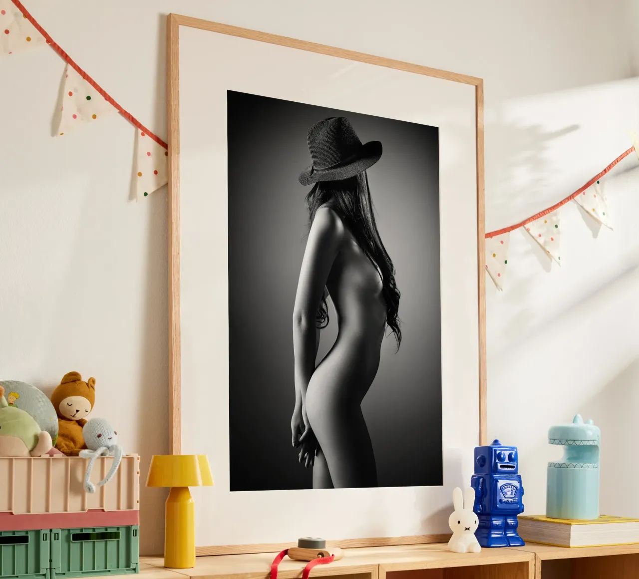 Donna nuda con cappello carta hahnemühle da Lora