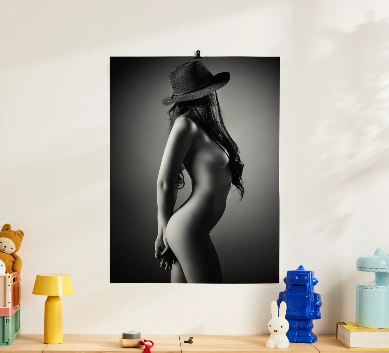 Donna nuda con cappello carta hahnemühle da Lora