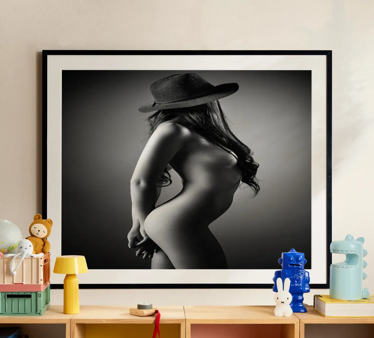 Donna nuda con cappello carta hahnemühle da Lora