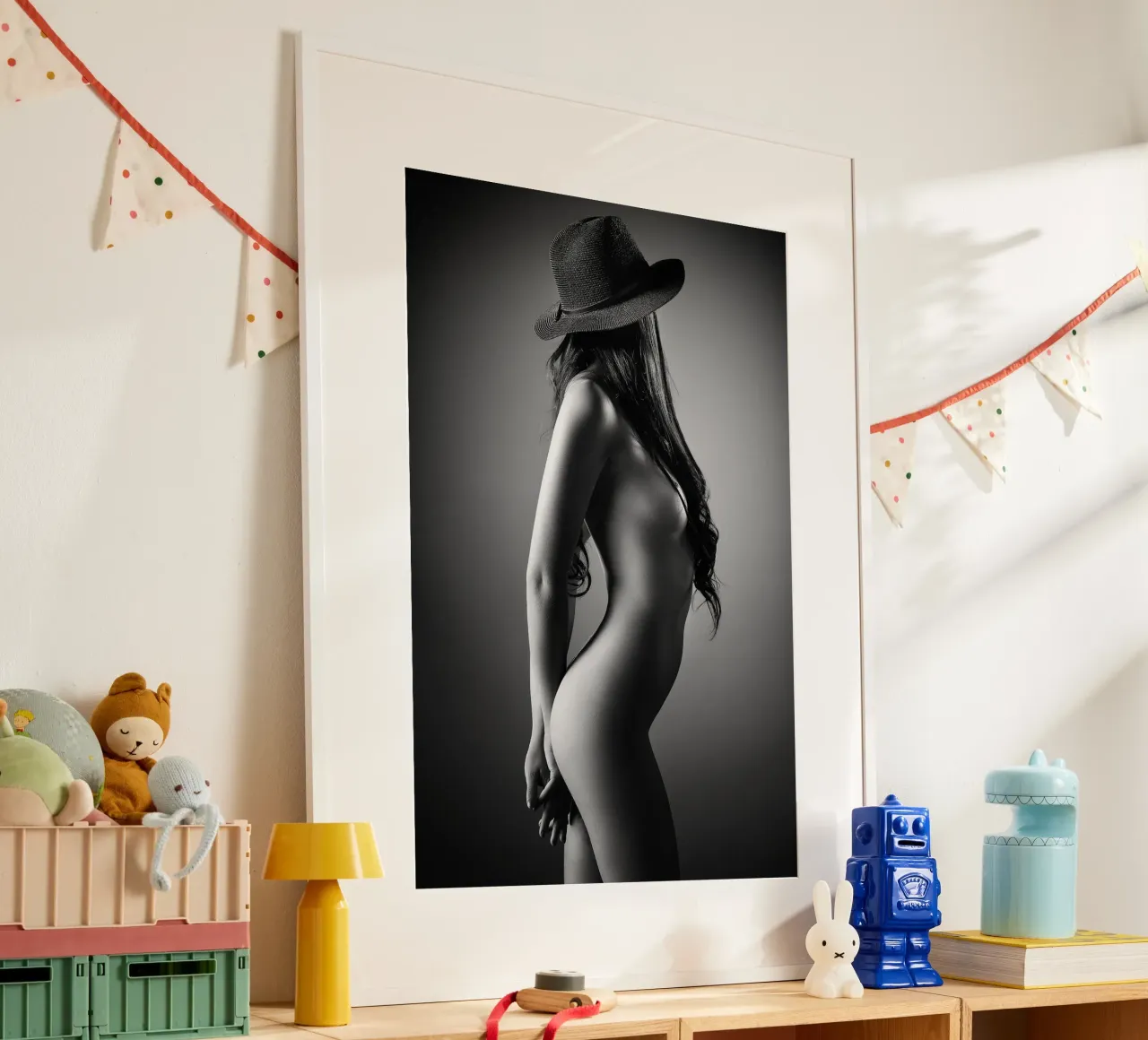 Donna nuda con cappello carta hahnemühle da Lora