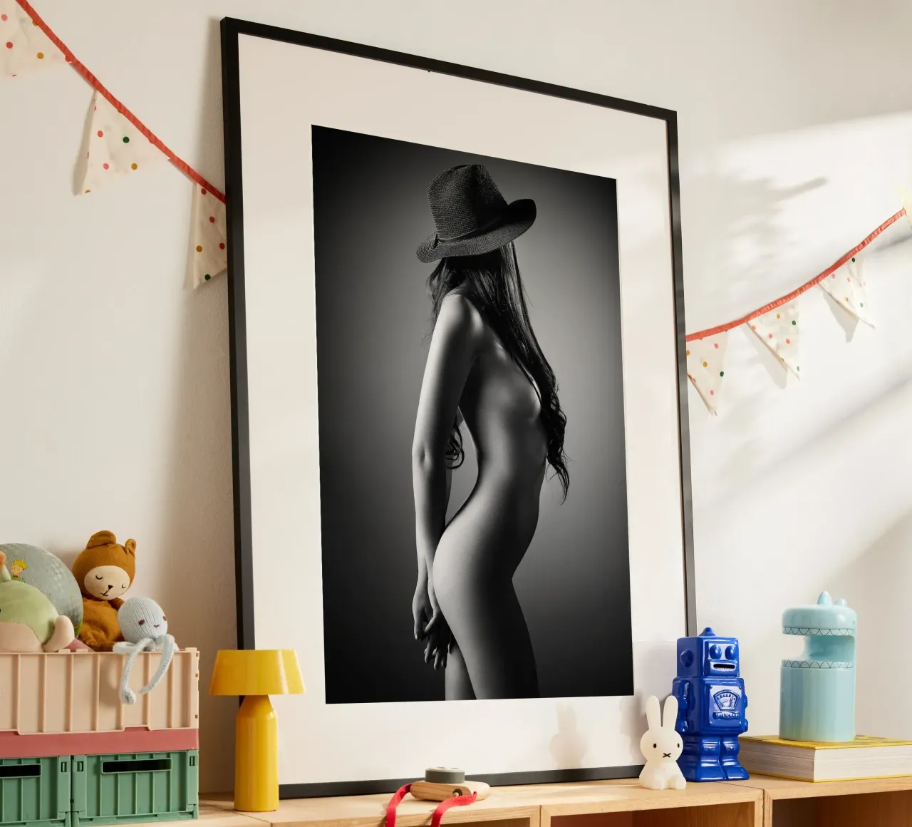 Donna nuda con cappello carta hahnemühle da Lora