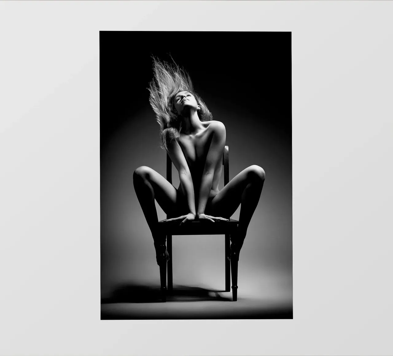 Donna nuda sulla sedia pellicola backlit da Lora