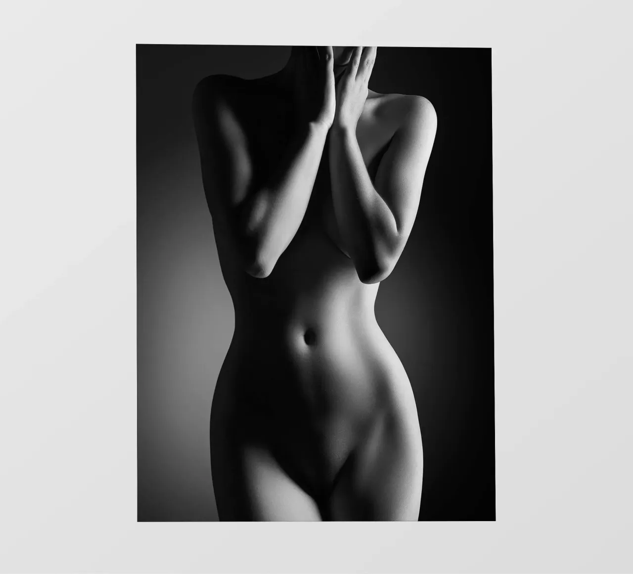 Nudo femminile in piedi telo in pvc da Lora