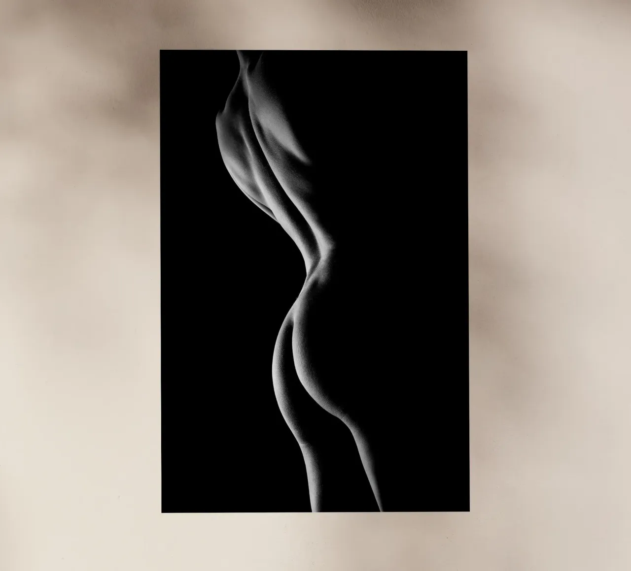 Sagome di una donna nuda pellicola backlit da Lora