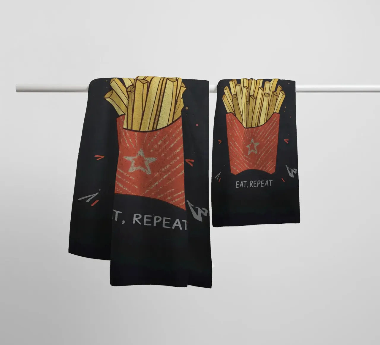 Patate fritte "DIP, EAT, REPEAT". asciugamano da bagno da DesignDoodle