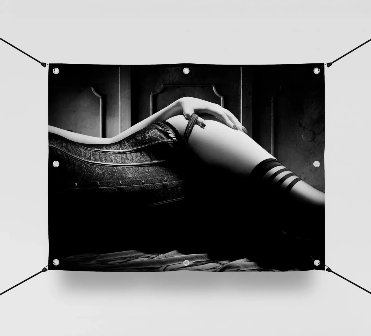 Donna con corsetto nero telo in pvc da Lora