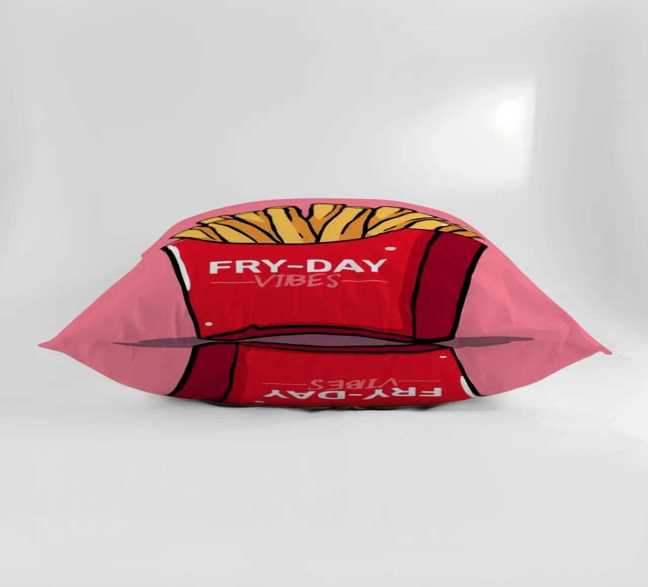 Patatine fritte "FRY-DAY VIBES" su sfondo rosa cuscino da DesignDoodle