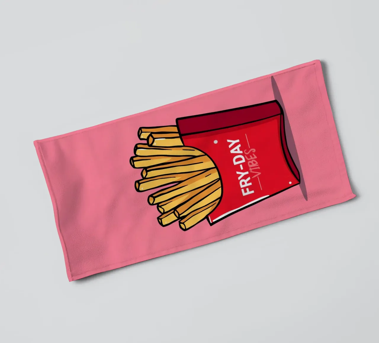 Pommes Frites "FRY-DAY VIBES" auf rosa Hintergrund Handtuch von DesignDoodle