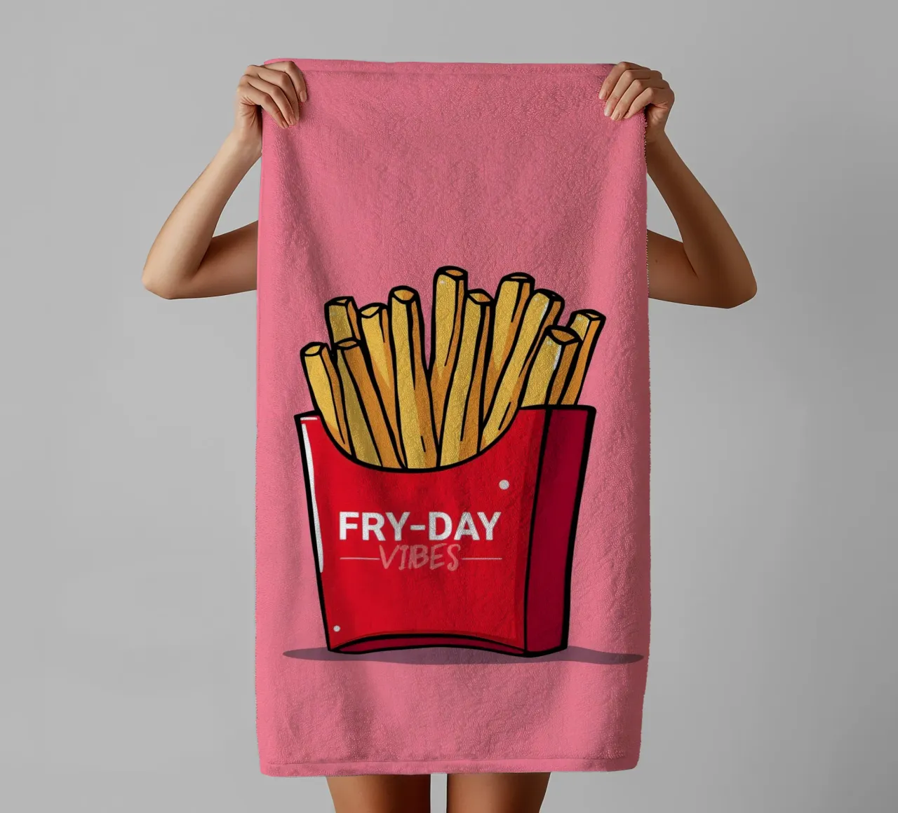 Pommes Frites "FRY-DAY VIBES" auf rosa Hintergrund Handtuch von DesignDoodle