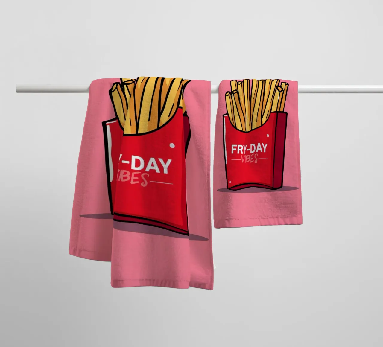 Pommes Frites "FRY-DAY VIBES" auf rosa Hintergrund Handtuch von DesignDoodle