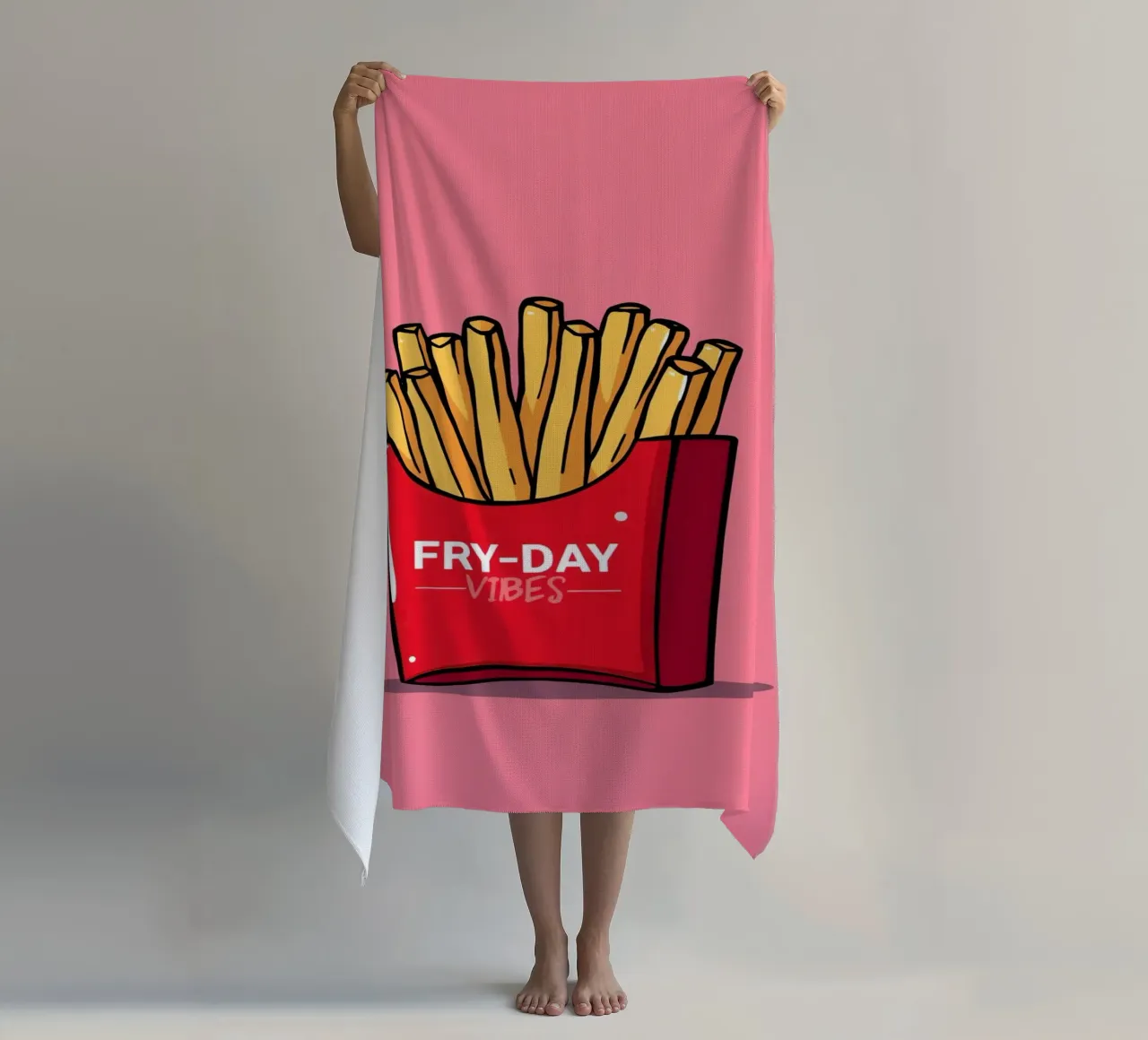 Frites "FRY-DAY VIBES" Op Roze Achtergrond strandhanddoek van DesignDoodle