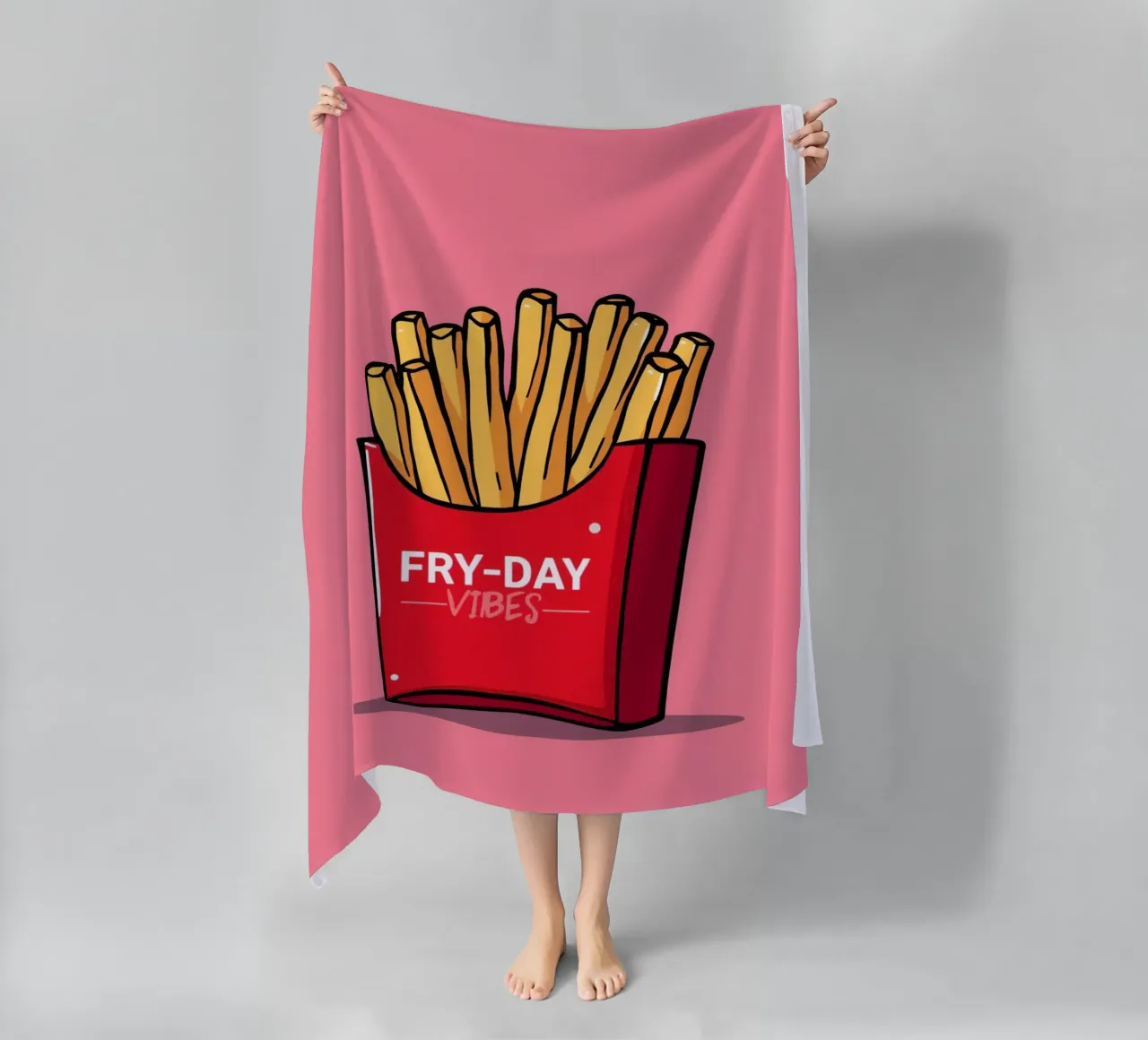 Frites "FRY-DAY VIBES" Op Roze Achtergrond strandhanddoek van DesignDoodle