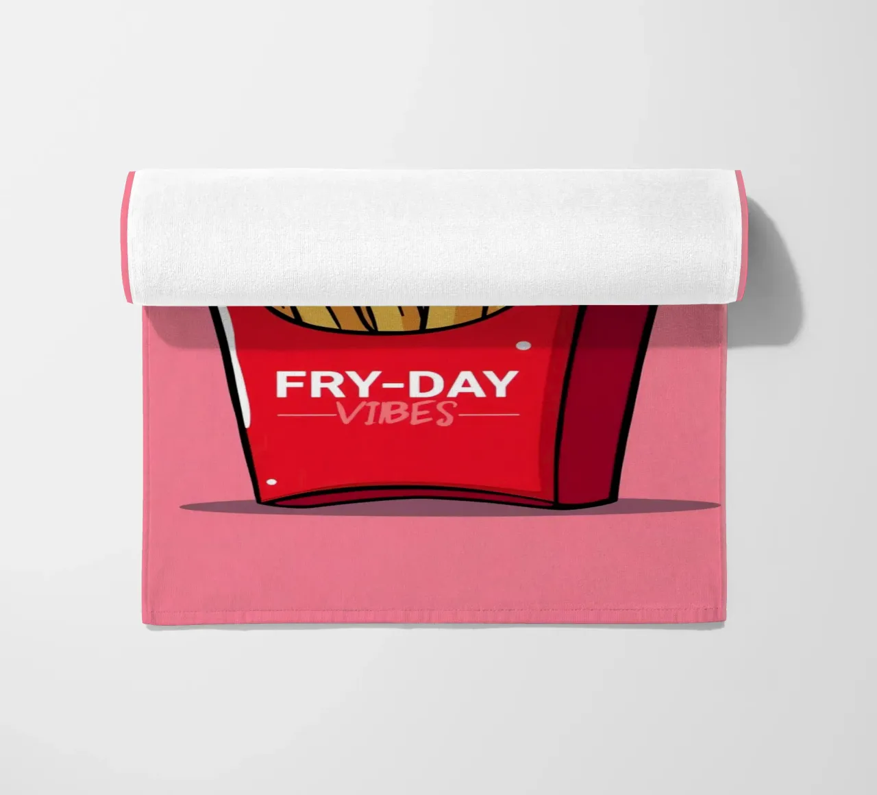 Frites "FRY-DAY VIBES" Op Roze Achtergrond strandhanddoek van DesignDoodle
