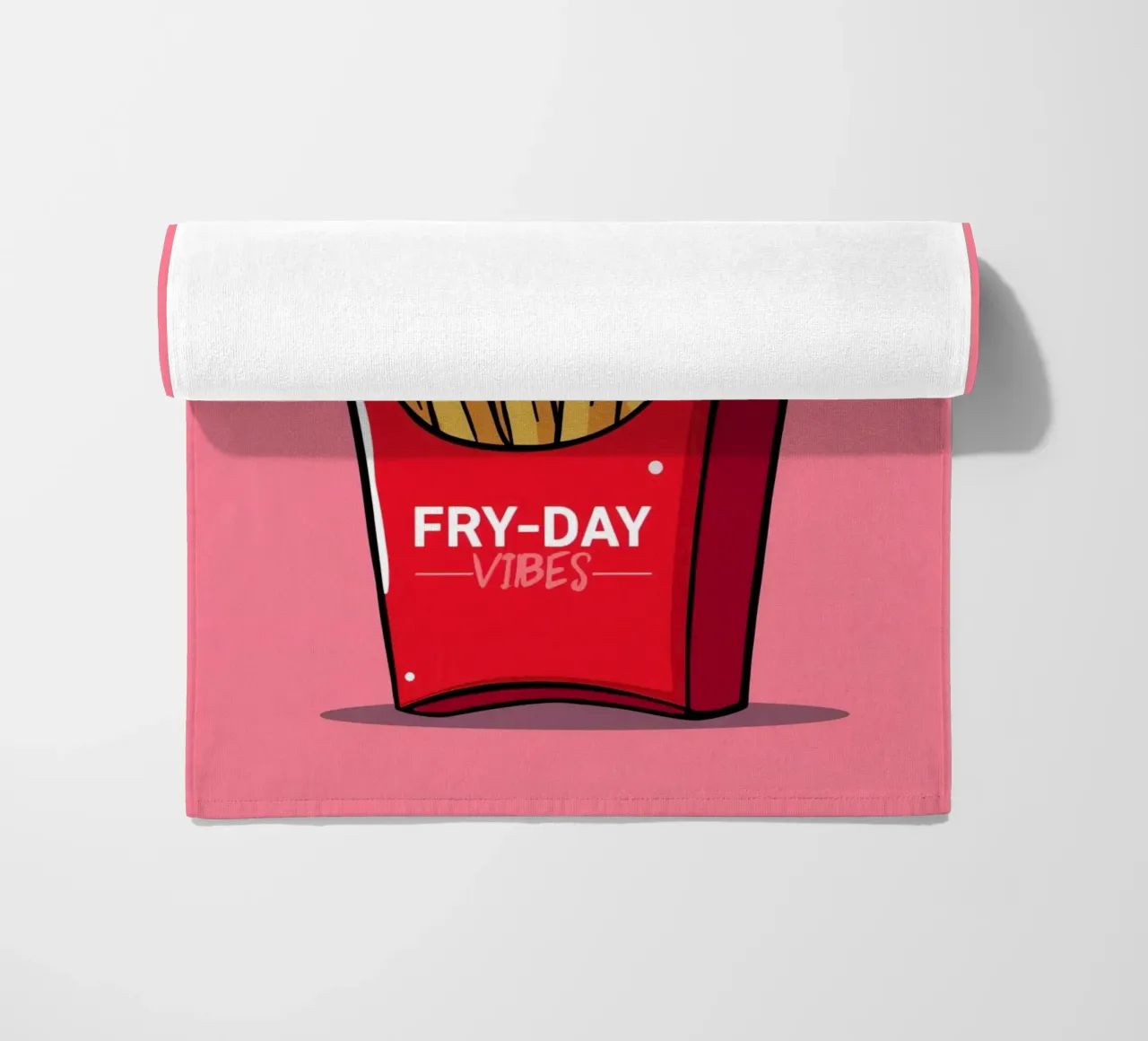 Frites "FRY-DAY VIBES" Op Roze Achtergrond strandhanddoek van DesignDoodle