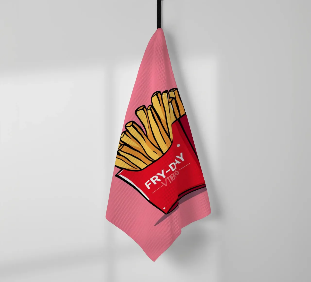 Pommes Frites "FRY-DAY VIBES" auf rosa Hintergrund Geschirrtuch von DesignDoodle