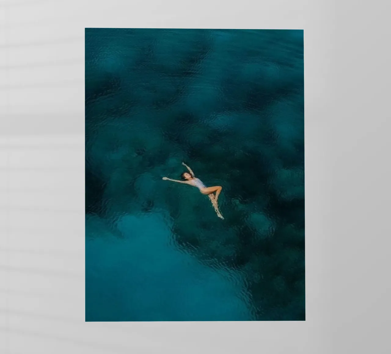 lying on water pellicola backlit da juli