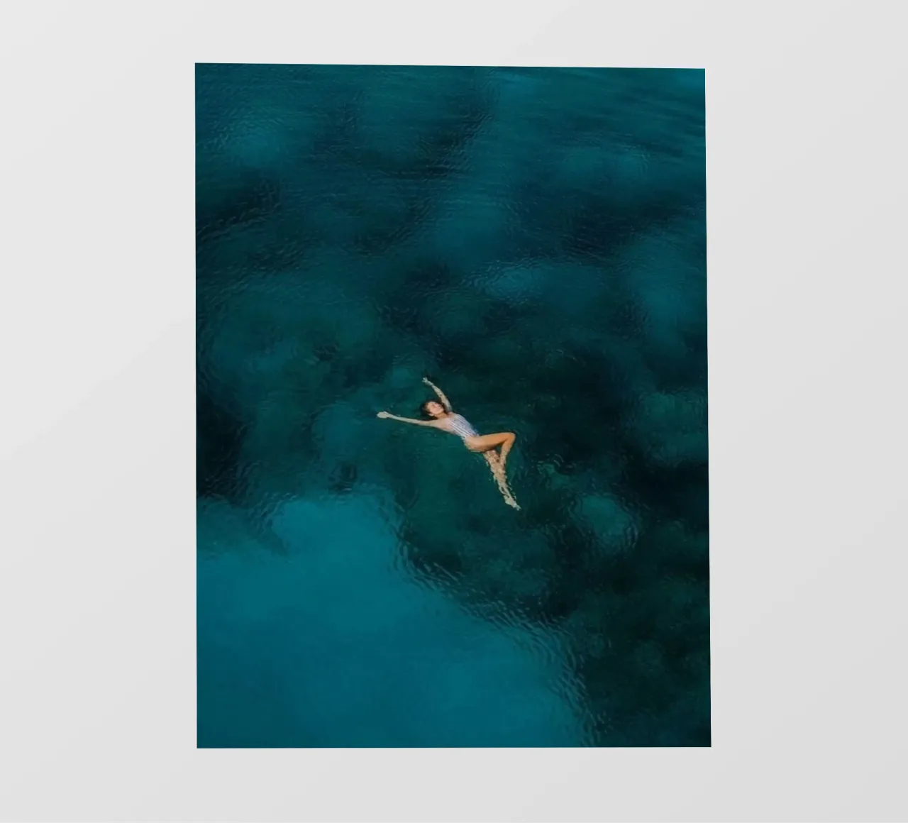 lying on water pellicola backlit da juli