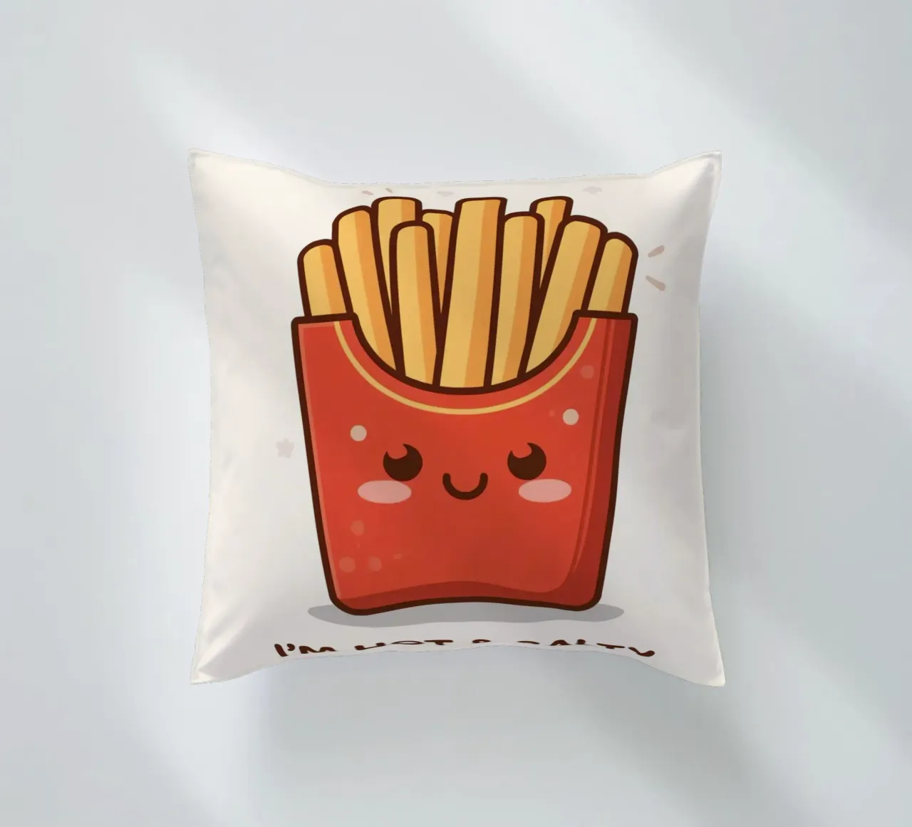 Patatine fritte con faccia felice " Io sono caldo e salato " cuscino da DesignDoodle