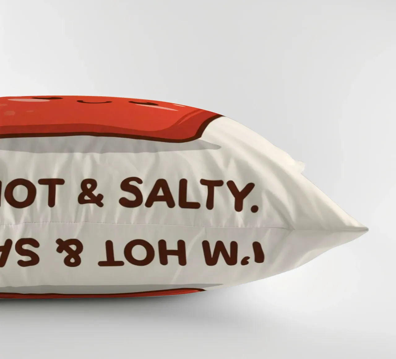 Patatine fritte con faccia felice " Io sono caldo e salato " cuscino da DesignDoodle