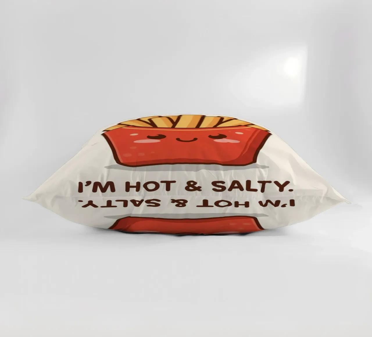 Patatine fritte con faccia felice " Io sono caldo e salato " cuscino da DesignDoodle