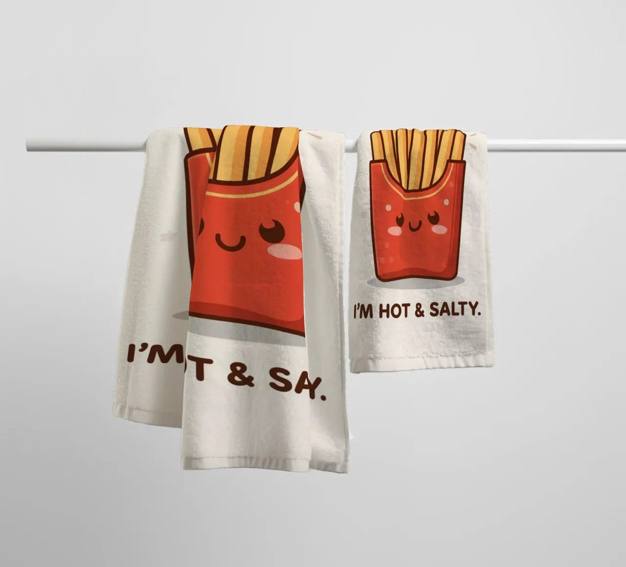 Patatine fritte con faccia felice " Io sono caldo e salato " asciugamano da bagno da DesignDoodle
