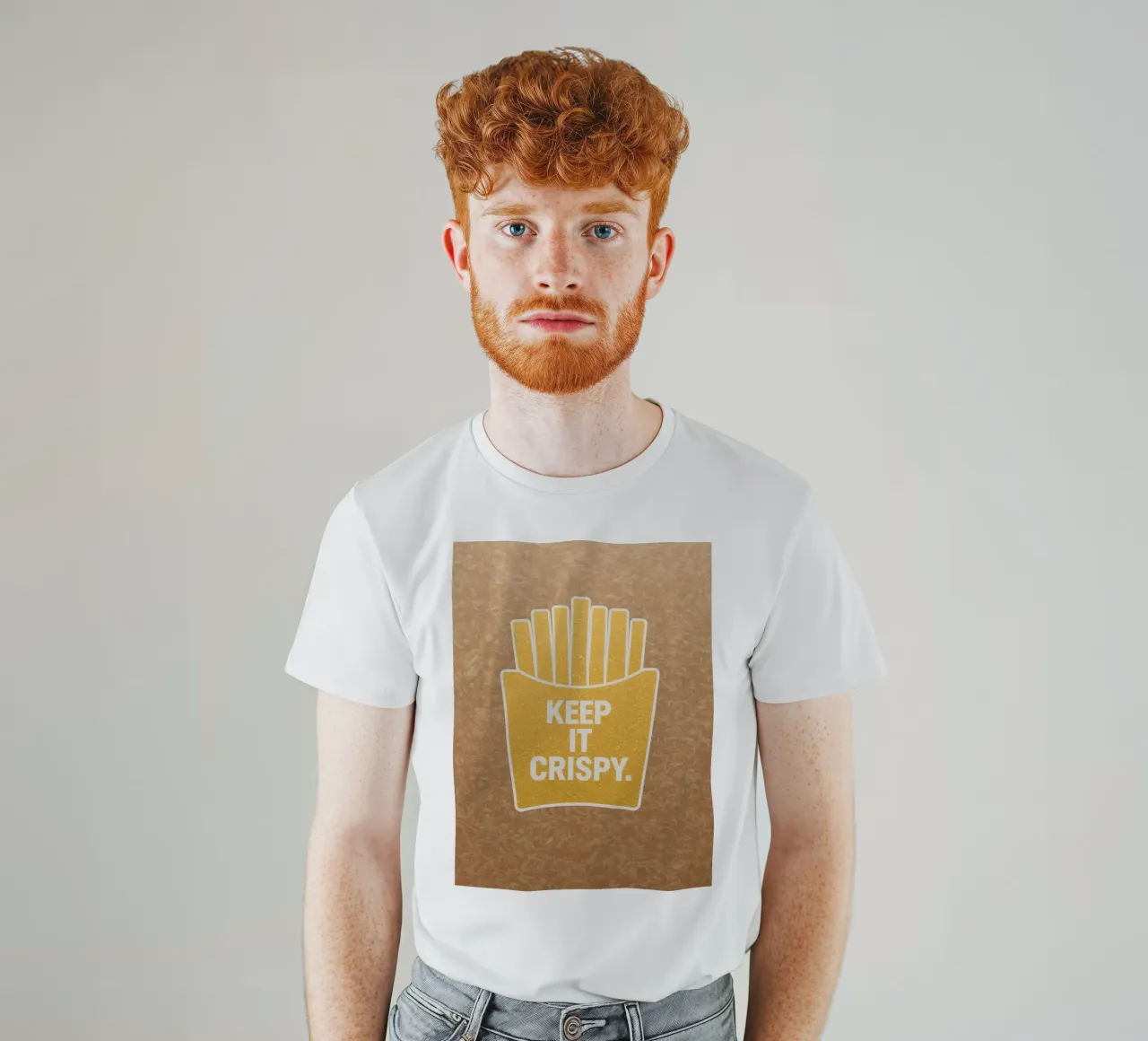 Patatine fritte dorate con "KEEP IT CRISPY t-shirt da DesignDoodle