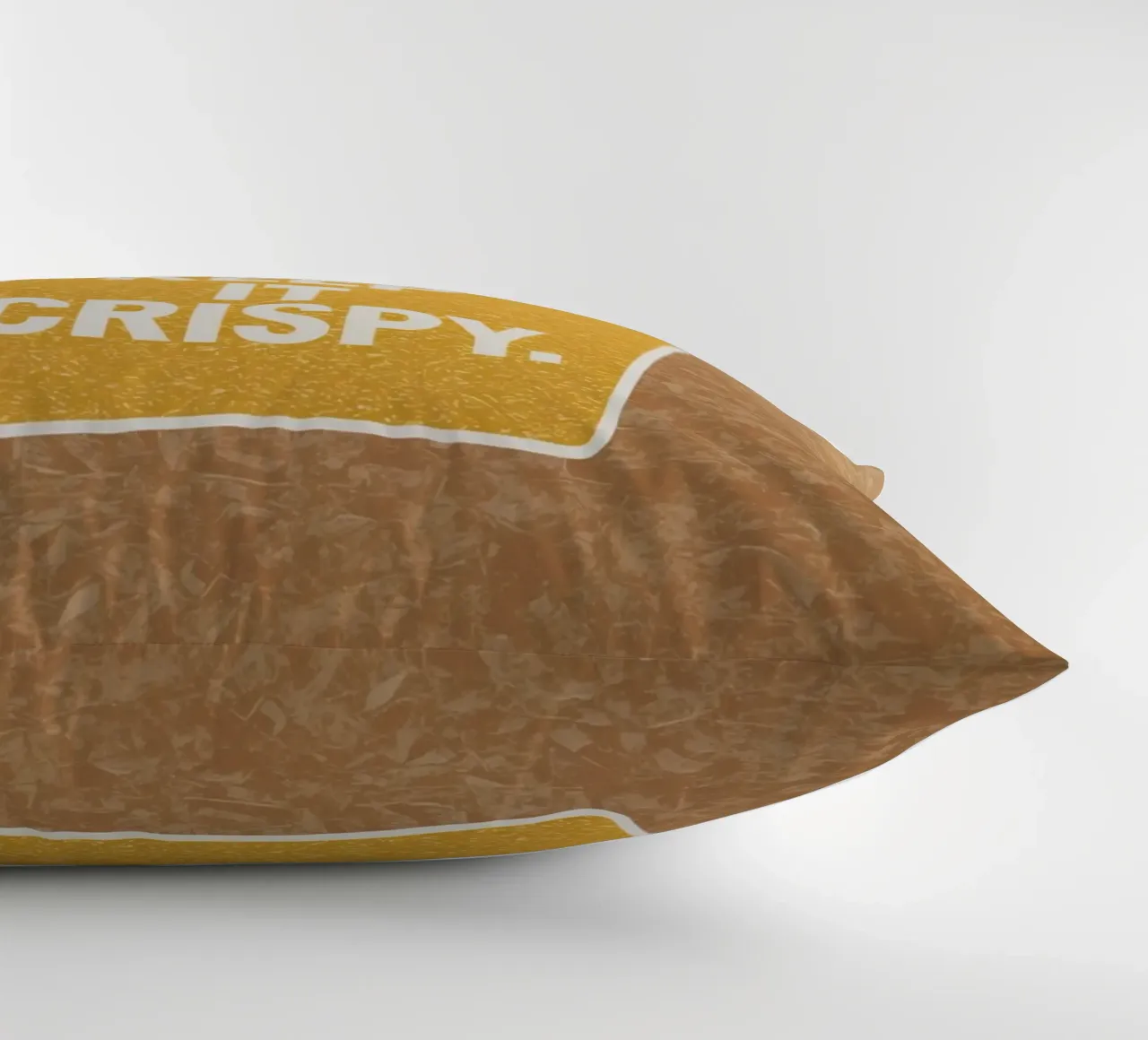 Patatine fritte dorate con "KEEP IT CRISPY cuscino da DesignDoodle