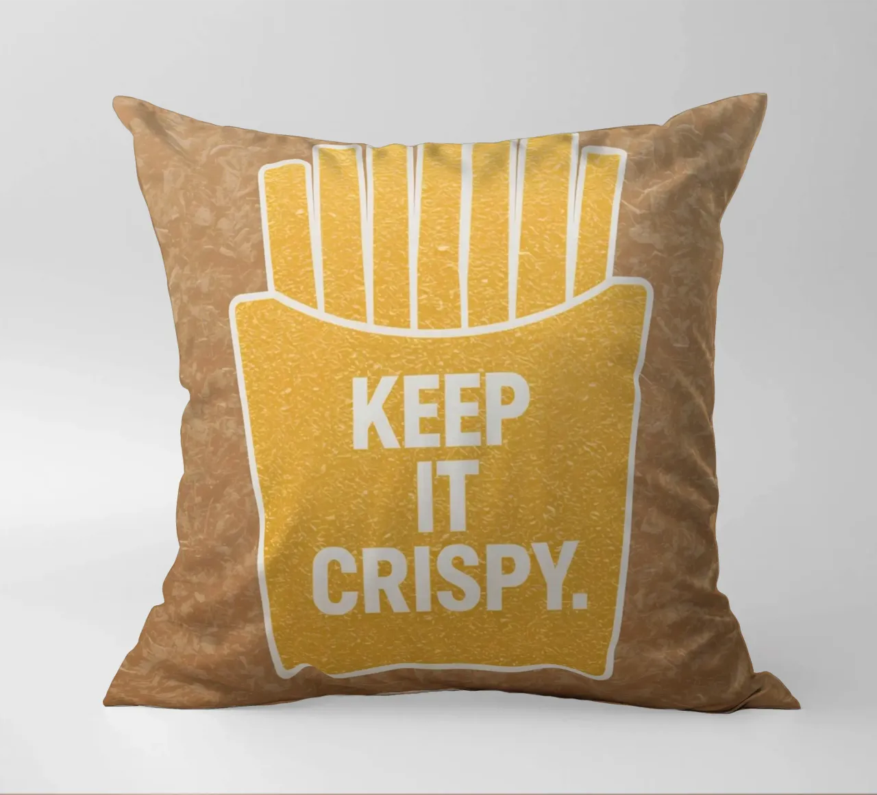 Patatine fritte dorate con "KEEP IT CRISPY cuscino da DesignDoodle