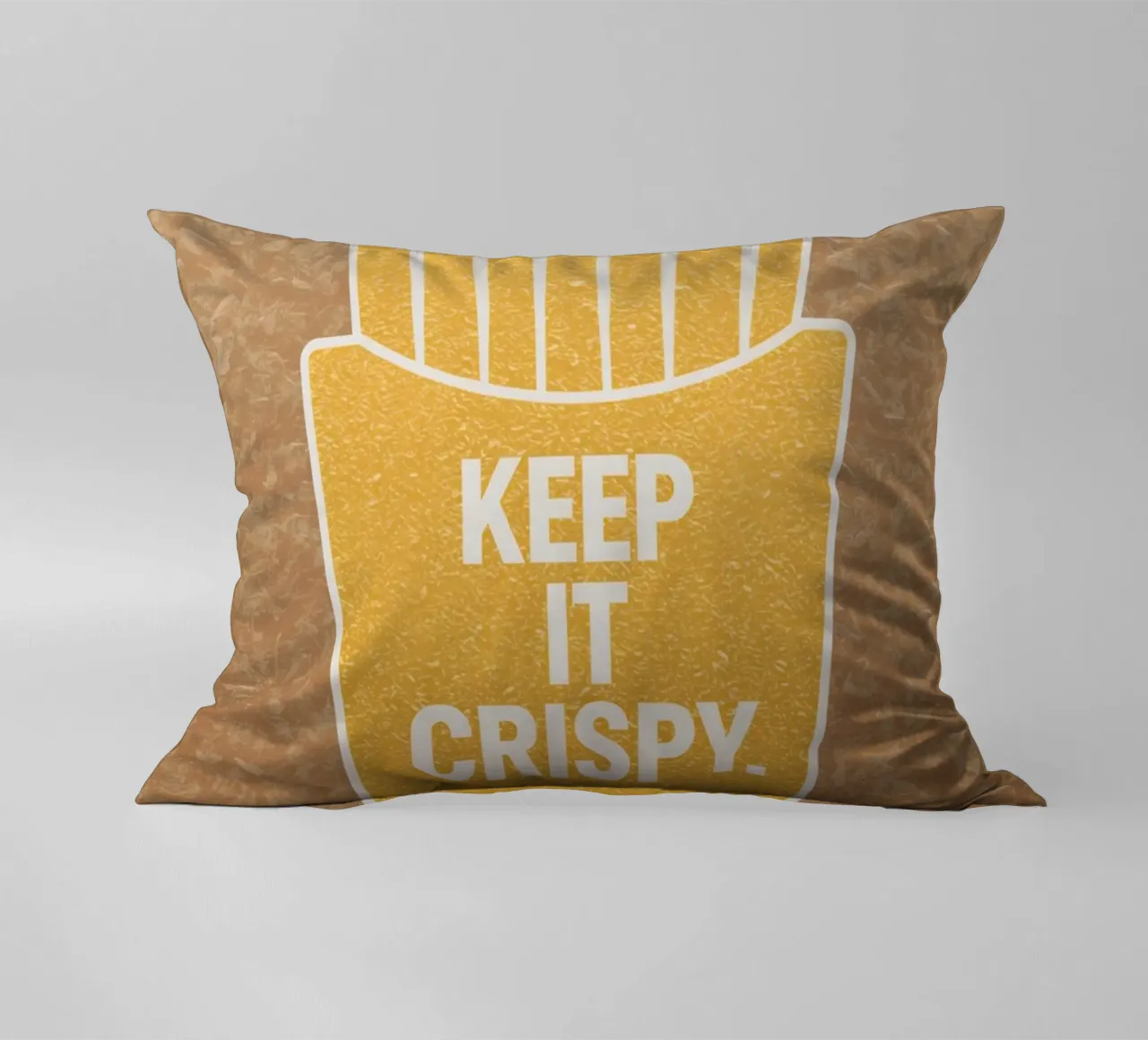 Patatine fritte dorate con "KEEP IT CRISPY cuscino da DesignDoodle