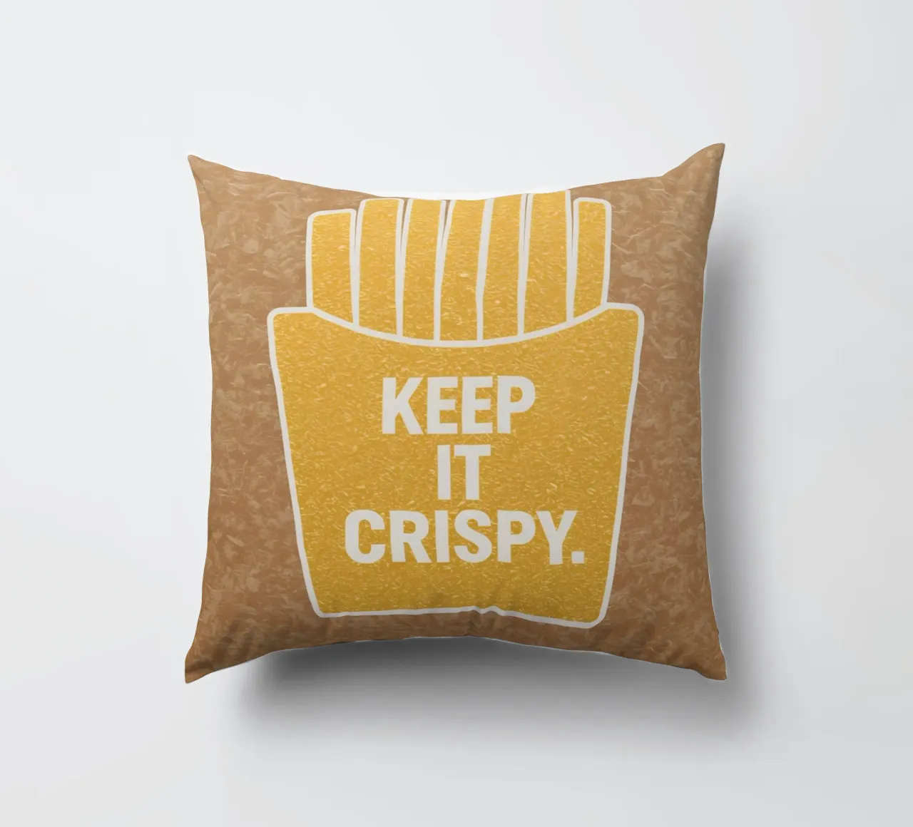 Patatine fritte dorate con "KEEP IT CRISPY cuscino da DesignDoodle