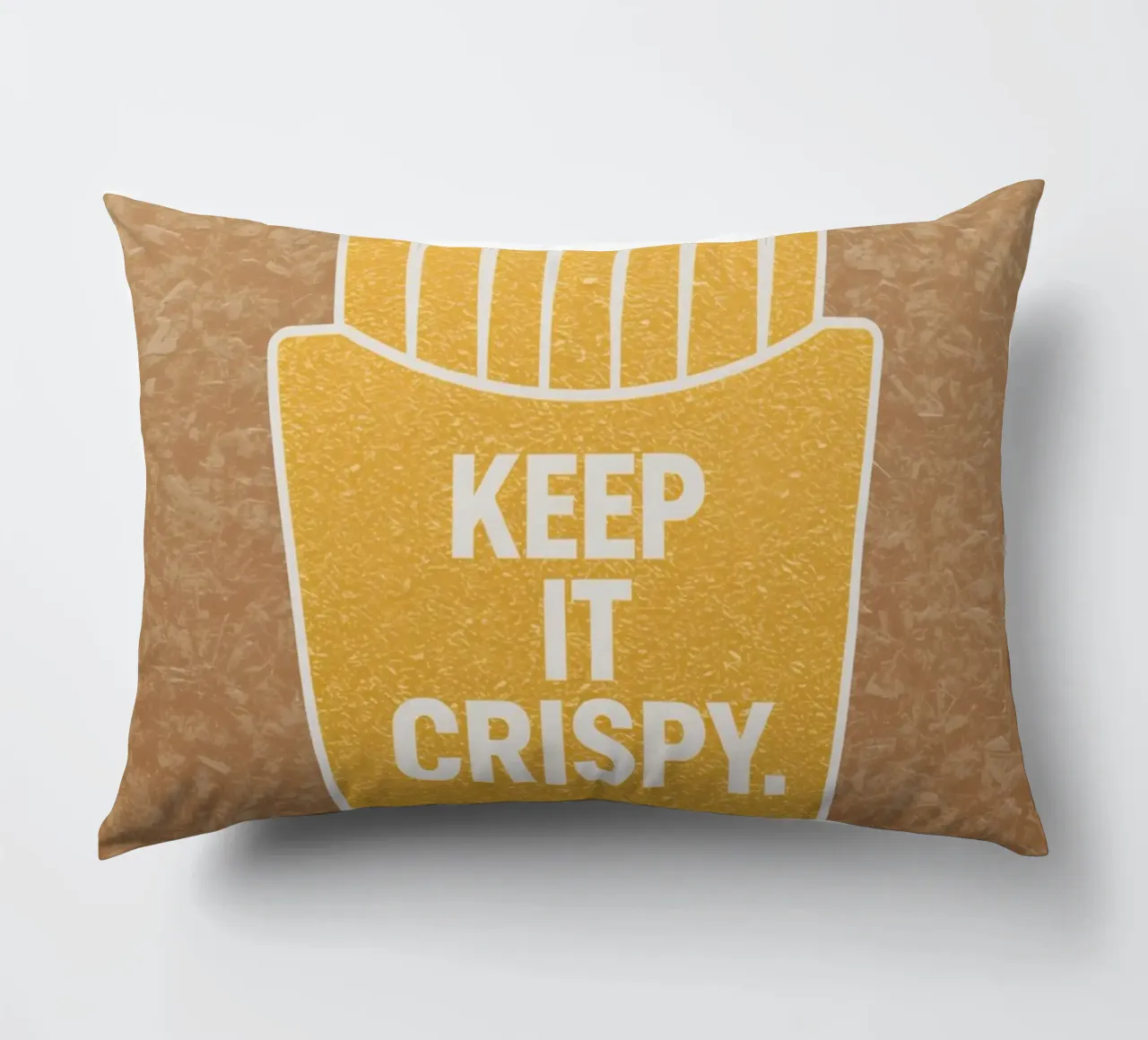 Patatine fritte dorate con "KEEP IT CRISPY cuscino da DesignDoodle