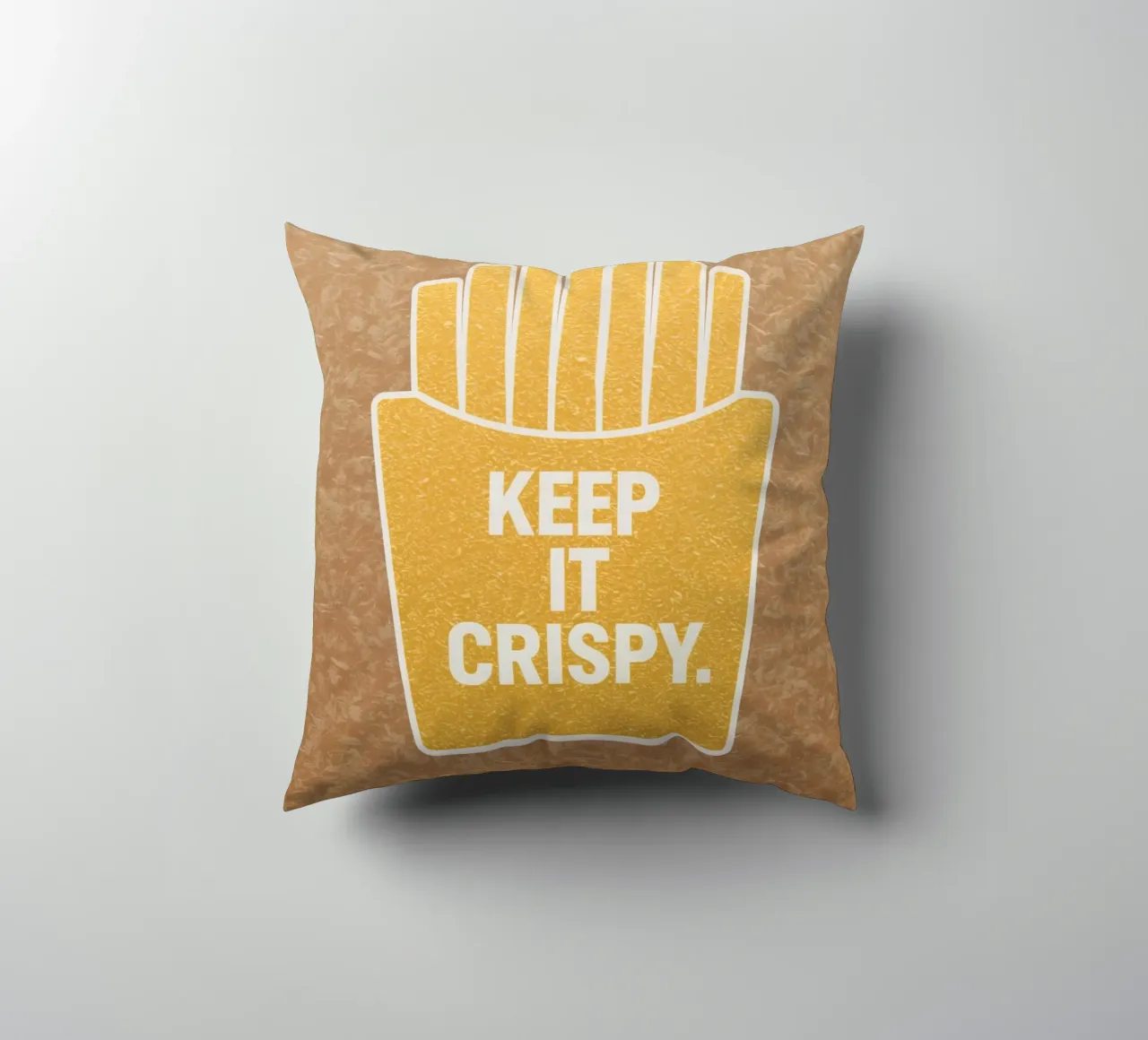 Patatine fritte dorate con "KEEP IT CRISPY cuscino da DesignDoodle