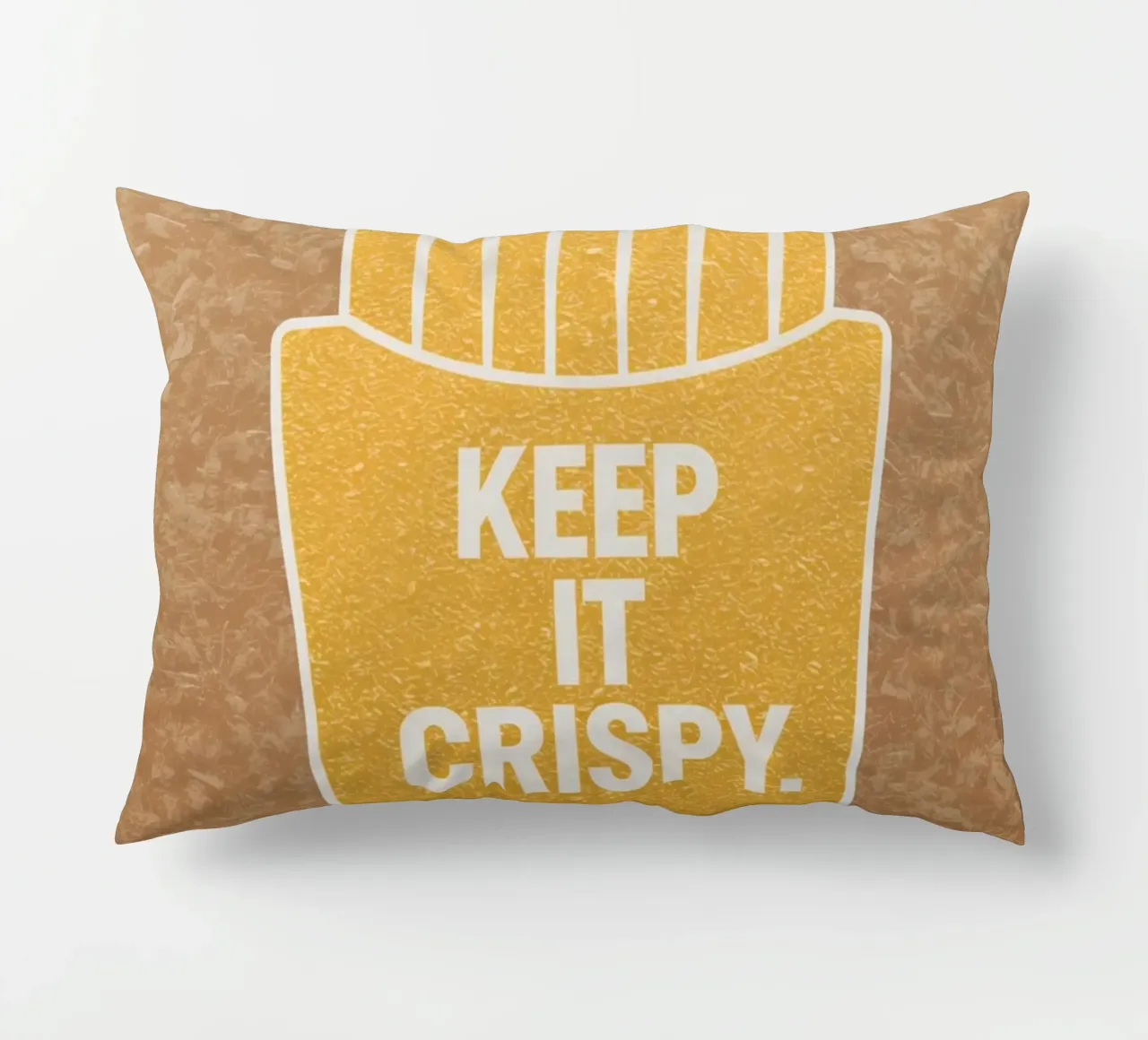 Patatine fritte dorate con "KEEP IT CRISPY cuscino da DesignDoodle