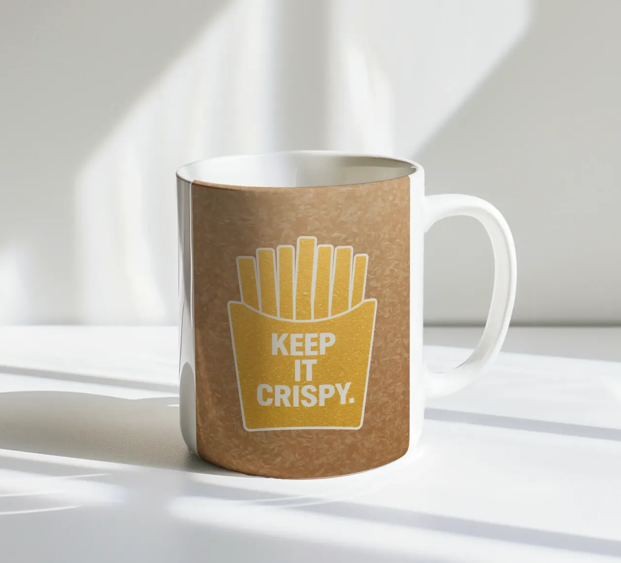 Patatine fritte dorate con "KEEP IT CRISPY tazza in ceramica da DesignDoodle